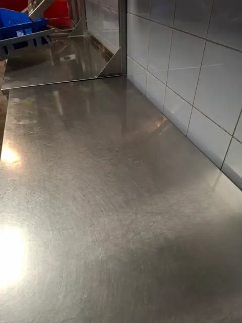 Plieninis darbo paviršius po valymo