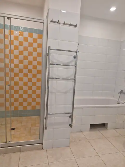 Dušas su oranžinėmis plytelėmis