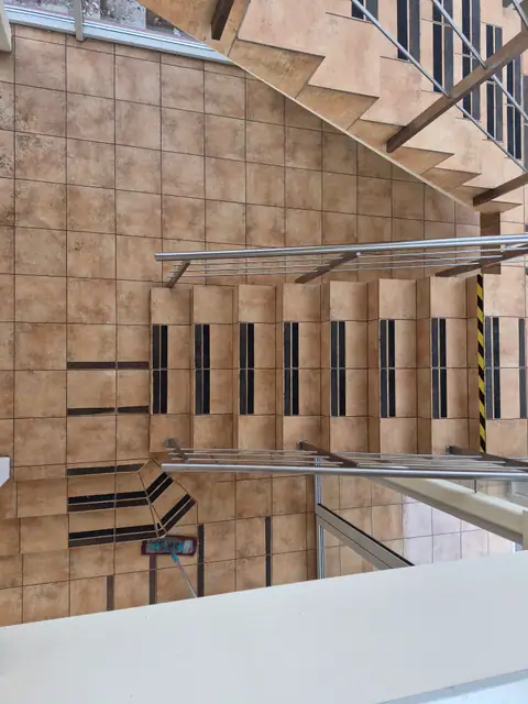 Terakotos laiptų aikštelė ir turėklai