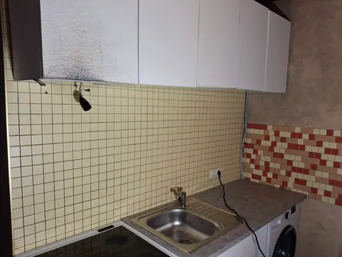 Aprūkusi virtuvės spintelė ir plytelės