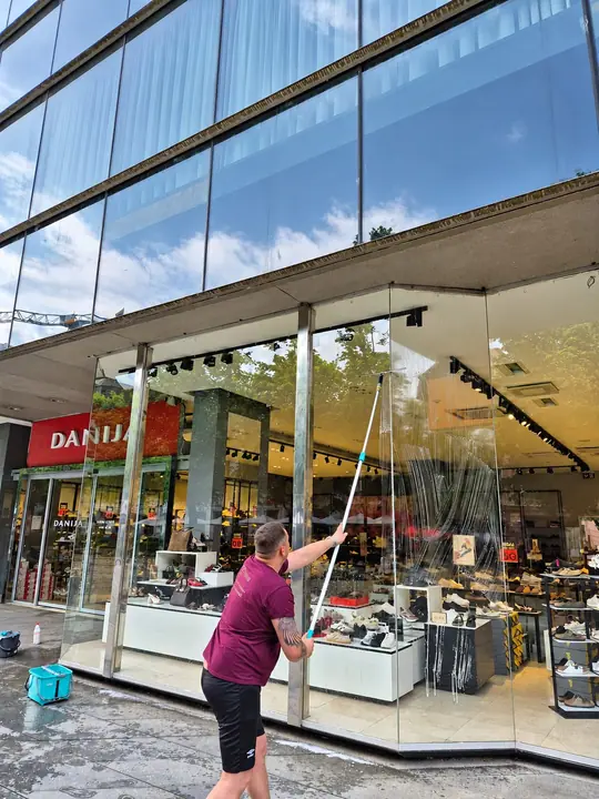 Nuotrauka iš galerijos „Vitrinų valymas“.