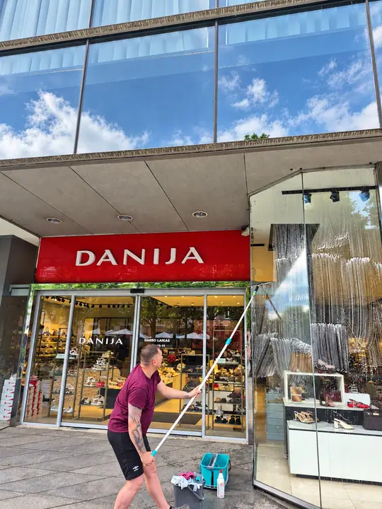 Nuotrauka iš galerijos „Vitrinų valymas“.