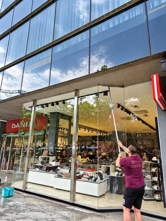 Nuotrauka iš galerijos „Vitrinų valymas“.