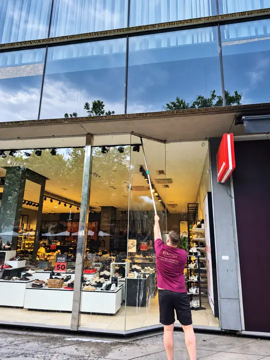 Nuotrauka iš galerijos „Vitrinų valymas“.