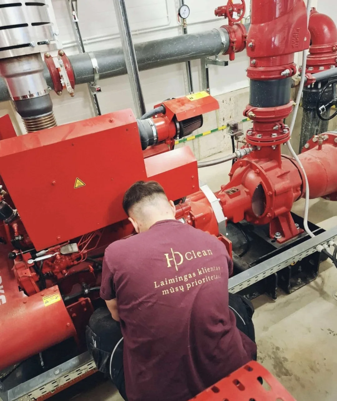 HD Clean darbuotojas prie pramoninės įrangos