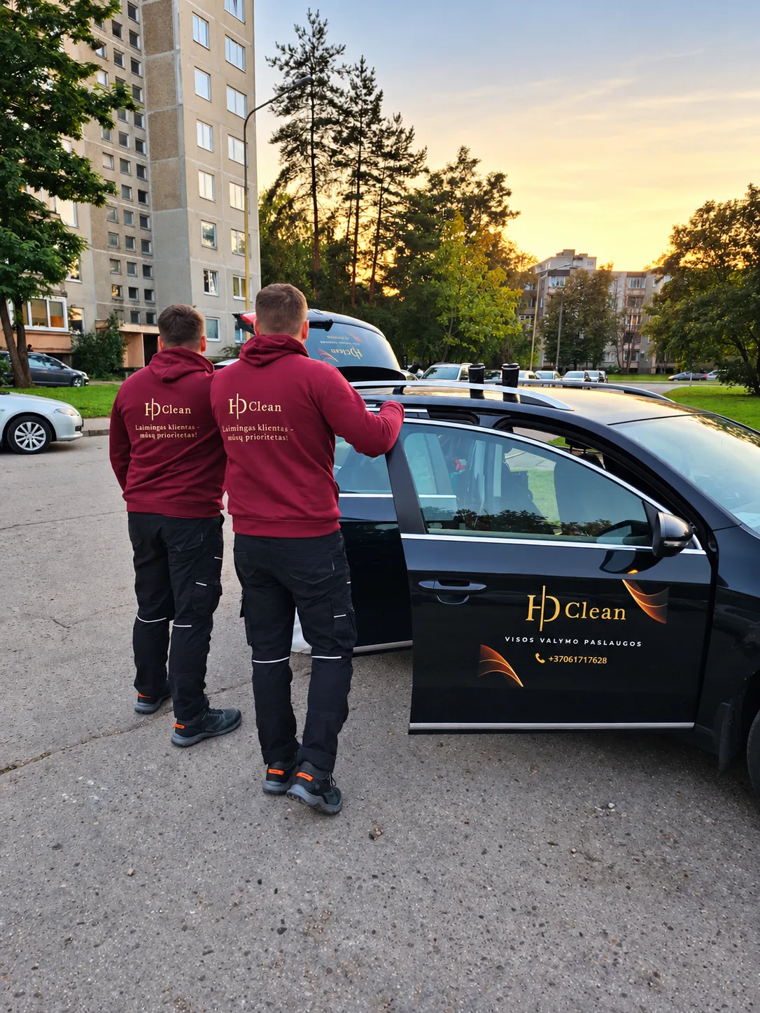 Du HD Clean komandos nariai prie firminio HD Clean automobilio